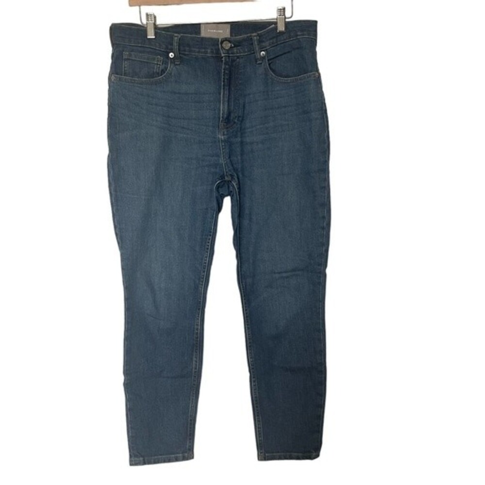 Everlane Denim. Curvy Straight Leg Jeans in a Medium Wash. Ankle Cut. Size 31.